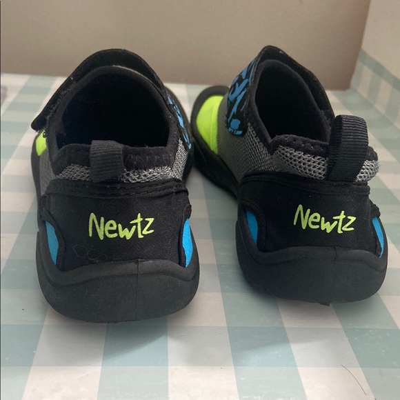 Excellent Condition Velcro Water Shoes with Sock-Like Fit Size 6 - Picture 2 of 6